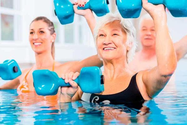 Faire des exercices aquatiques